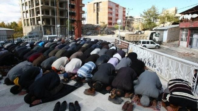 Sejumlah warga melaksanaan Salat Jumat di salah satu masjid di Turki usai bencana gempa dahsyat di negara itu. (Foto: AFP)