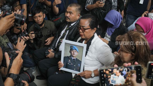 Ibunda Brigadir Yosua Hutabarat, Rosti Simanjuntak, membawa foto mendiang putranya saat menghadiri langsung sidang vonis terdakwa pembunuh anaknya Ferdy Sambo di Pengadilan Negeri Jakarta Selatan, Senin (13/2/2023). [Suara.com/Alfian Winanto]