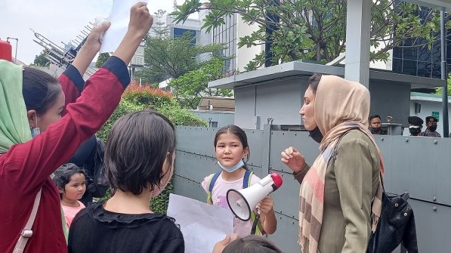 Bibi Rahima Farhangdost, pengungsi asal Afghanistan berunjuk rasa di depan kantor UNHCR Indonesia di Jakarta Selatan. [Suara.com/Arga]