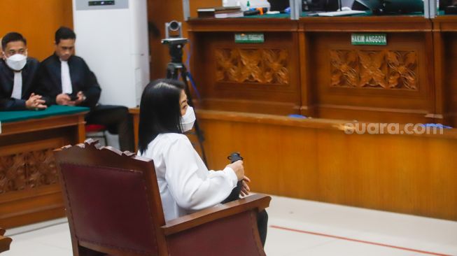 Terdakwa kasus pembunuhan Brigadir Yosua Hutabarat, Putri Candrawathi saat mengikuti sidang putusan di Pengadilan Negeri Jakarta Selatan, Senin (13/2/2023). [Suara.com/Alfian Winanto]