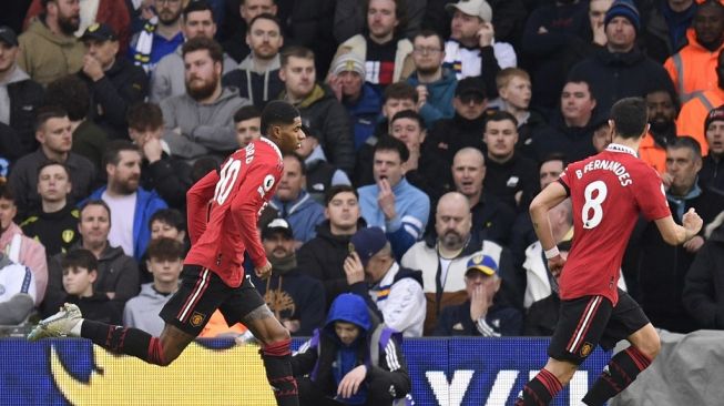 Striker Manchester United Marcus Rashford (kiri) melakukan selebrasi setelah mencetak gol pembuka timnya dalam pertandingan pekan ke-23 Liga Inggris antara Leeds United vs Manchester United di Elland Road di Leeds, Inggris utara pada 12 Februari 2023.Oli SCARFF/AFP.