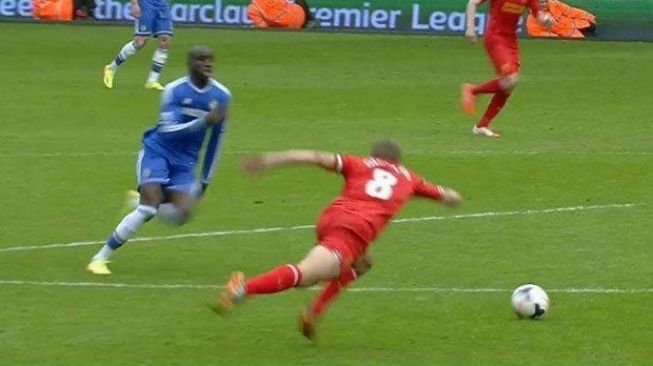 Kapten Liverpool, Steven Gerrard terpeleset saat menghadapi Chelsea dalam lanjutan Liga Inggris 2013-14. Kesalahan itu bikin striker Chelsea Demba Ba mencetak gol sebelum The Blues menang 2-0 di akhir pertandingan. [Twitter/@ManUtdwriter]