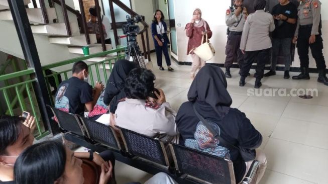 Fans of Ferdy Sambo watching the verdict trial in the Brigadier J case at the South Jakarta District Court.  (Suara.com/Rakha)