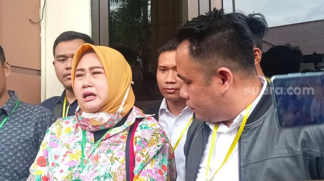 Shelvie Hana Wijaya, istri Daus Mini bersama kuasa hukumnya di Pengadilan Agama Depok pada Senin (13/2/2023). [Suara.com/Rena Pangesti]