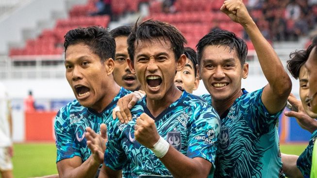 Pesepak bola PSIS Semarang Hari Nur (tengah) melakukan selebrasi bersama rekan setimnya seusai menjebol gawang Dewa United dalam pertandingan lanjutan BRI Liga 1 di Stadion Jatidiri, Semarang, Jawa Tengah, Senin (13/2/2023). PSIS Semarang mengalahkan Dewa United dengan skor 3-2. ANTARA FOTO/Aji Styawan/rwa. 