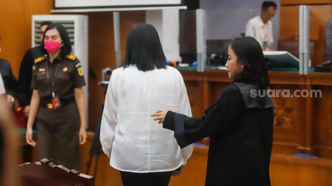 Terdakwa kasus pembunuhan Brigadir Yosua Hutabarat, Putri Candrawathi berjalan keluar usai mengikuti sidang putusan di Pengadilan Negeri Jakarta Selatan, Senin (13/2/2023). [Suara.com/Alfian Winanto]