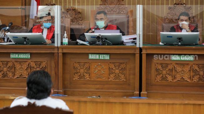 Terdakwa kasus pembunuhan Brigadir Yosua Hutabarat, Ferdy Sambo hadir untuk mengikuti sidang putusan di Pengadilan Negeri Jakarta Selatan, Senin (13/2/2023). [Suara.com/Alfian Winanto]