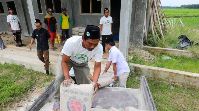 Peduli Perkembangan Ponpes, SDG Beri Bantuan Material Bangunan