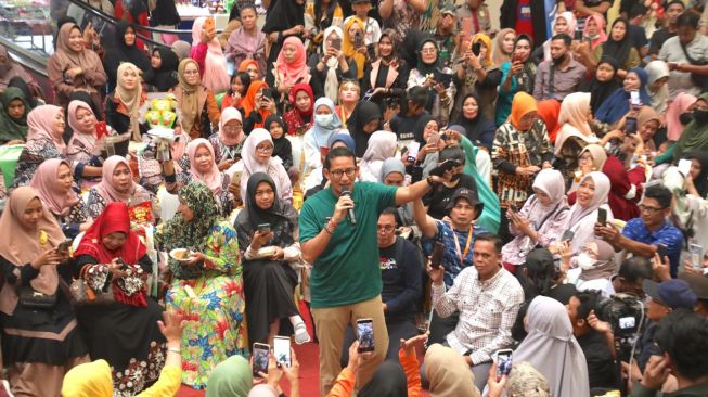 Menteri Pariwisata dan Ekonomi Kreatif (Menparekraf) Sandiaga Uno menghidupkan kembali UMKM New Makassar Mall dalam mempercepat pertumbuhan ekonomi.