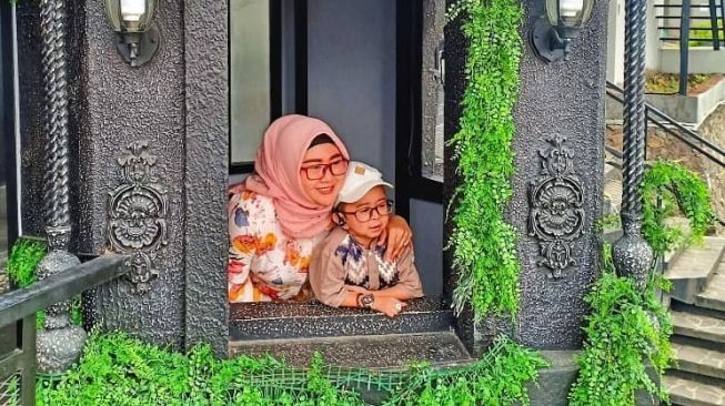 Potret Mesra Daus Mini dan Istri (Instagram/@dausminiasli)