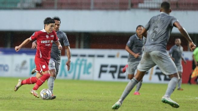 Gelandang Persis Solo, Ryo Matsumura berusaha melewati sejumlah pemain Borneo FC dalam laga pekan ke-24 BRI Liga 1 di Stadion Maguwoharjo, Sleman, Minggu (12/2/2023). [PT LIB]