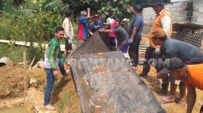 Pemkot Bontang Lambat, 3 RT di Kelurahan Api-api Patungan Bikin Turap Darurat