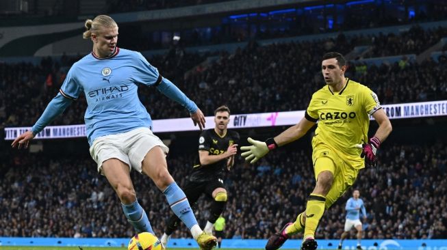 Striker Manchester City asal Norwegia Erling Haaland (kiri) mengontrol di depan gawang Aston Villa dalam pertandingan pekan ke-23 Liga Inggris antara Manchester City vs Aston Villa di Stadion Etihad di Manchester , barat laut Inggris, pada 12 Februari 2023.Paul ELLIS / AFP