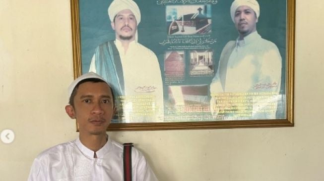 Aming Laki Banget Pakai Baju Koko dan Peci Saat Berziarah, Rekan Artis Doakan Agar Istiqomah