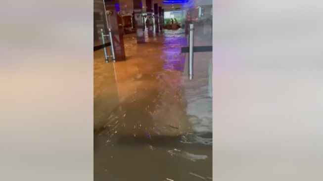 Warga Sebut Banjir Terparah di Makassar, Air Masuk Dalam Hotel di Pinggir Pantai