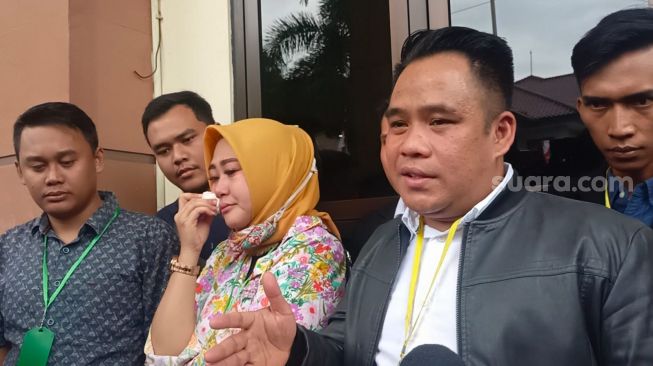 Shelvie Hana Wijaya, istri Daus Mini bersama kuasa hukumnya di Pengadilan Agama Depok pada Senin (13/2/2023). [Suara.com/Rena Pangesti]