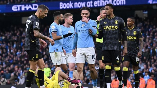 Penjaga gawang Aston Villa asal Argentina Emiliano Martinez (tengah) cedera setelah bentrok dengan penyerang Manchester City Erling Haaland selama pertandingan pekan ke-23 Liga Inggris antara Manchester City vs Aston Villa di Stadion Etihad di Manchester , barat laut Inggris, pada 12 Februari 2023.Paul ELLIS / AFP