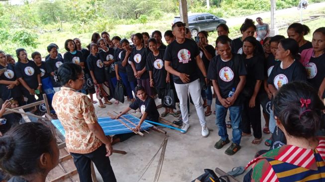 GMC NTT Bagikan Bahan Tenun kepada UMKM di Desa Weelonda