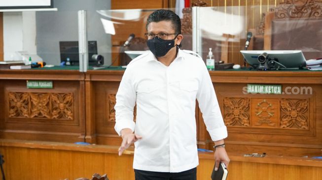 Terdakwa kasus pembunuhan Brigadir Yosua Hutabarat, Ferdy Sambo hadir untuk mengikuti sidang putusan di Pengadilan Negeri Jakarta Selatan, Senin (13/2/2023). [Suara.com/Alfian Winanto]