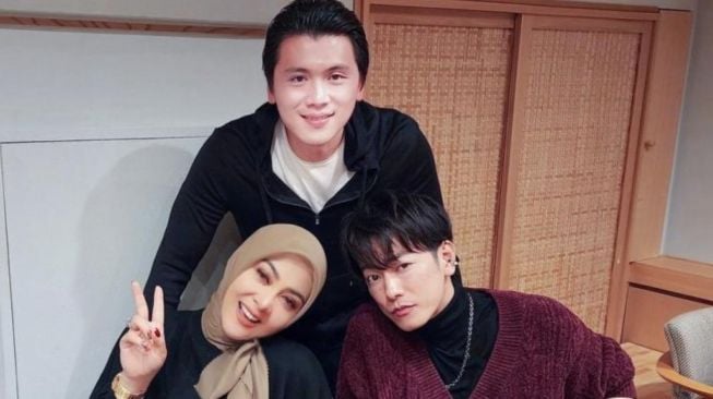 Foto Bareng Aktor Jepang, Syahrini Diejek soal Mata dan Penampilan Emak-emak