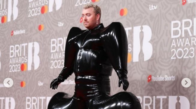 Sam Smith Nyentrik Pakai Busana 'Balon' Lateks di Brit Awards 2023, Warganet Julid: Haus Perhatian?