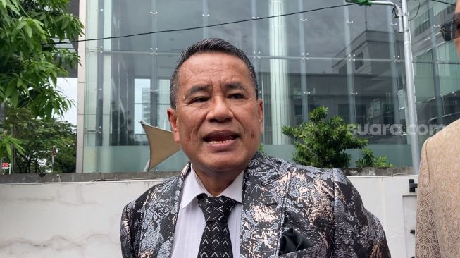 Hotman Paris Hutapea di Pengadilan Negeri Jakarta Barat, Senin (13/2/2023). [Pahami.id/Adiyoga Priyambodo]