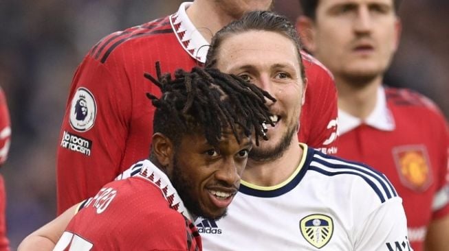 Bek Leeds United Luke Ayling (kanan) dan gelandang Manchester United asal Brasil Fred (kiri) berebut posisi selama pertandingan pekan ke-23 Liga Inggris antara Leeds United vs Manchester United di Elland Road di Leeds, Inggris utara pada 12 Februari 2023.Oli SCARFF/AFP.