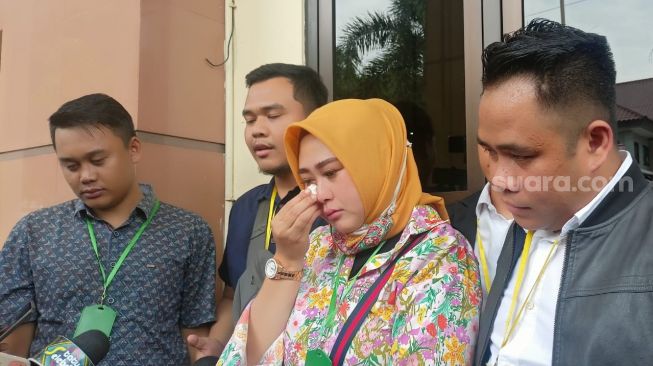 Shelvie Hana Wijaya, istri Daus Mini bersama kuasa hukumnya di Pengadilan Agama Depok pada Senin (13/2/2023). [Suara.com/Rena Pangesti]