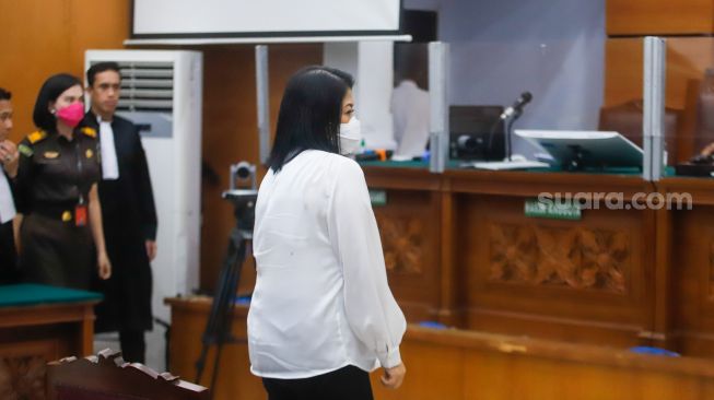 Terdakwa kasus pembunuhan Brigadir Yosua Hutabarat, Putri Candrawathi saat mengikuti sidang putusan di Pengadilan Negeri Jakarta Selatan, Senin (13/2/2023). [Suara.com/Alfian Winanto]