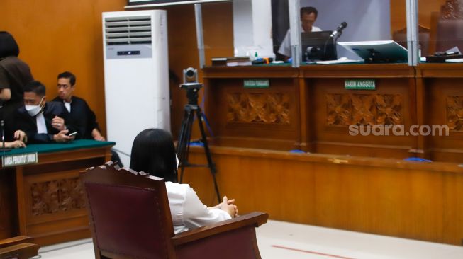 Terdakwa kasus pembunuhan Brigadir Yosua Hutabarat, Putri Candrawathi saat mengikuti sidang putusan di Pengadilan Negeri Jakarta Selatan, Senin (13/2/2023). [Suara.com/Alfian Winanto]