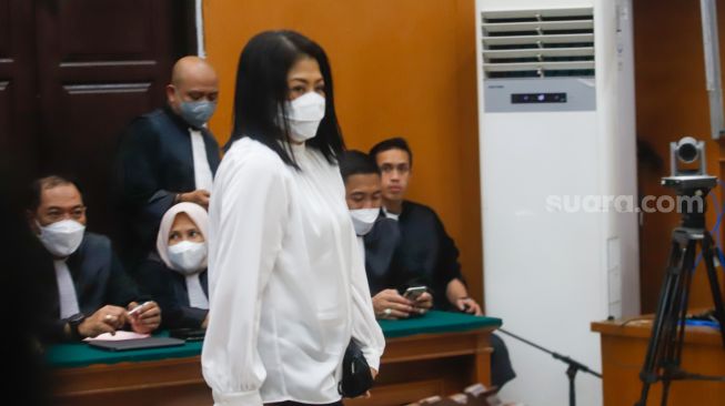 Terdakwa kasus pembunuhan Brigadir Yosua Hutabarat, Putri Candrawathi saat hadir untuk mengikuti sidang putusan di Pengadilan Negeri Jakarta Selatan, Senin (13/2/2023). [Suara.com/Alfian Winanto]