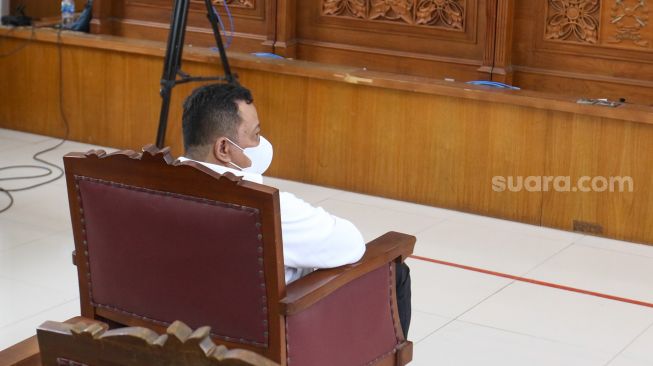 Terdakwa kasus pembunuhan Brigadir Yosua Hutabarat, Kuat Ma'ruf saat mengikuti sidang putusan di Pengadilan Negeri Jakarta Selatan, Selasa (14/2/2023). [Suara.com/Alfian Winanto]