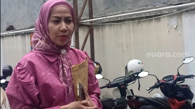 Venna Melinda didampingi sahabatnya, Roro Fitria mendatangi Komnas Perempuan di kawasan Menteng, Jakarta Pusat, Selasa (14/2/2023). Venna ingin mengadu dan berkonsultasi mengenai kasus KDRT yang ia alami dari sang suami, Ferry Irawan. [Rena Pangesti/Suara.com]