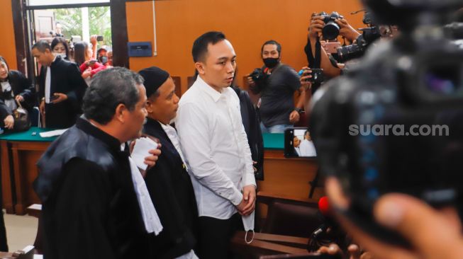 Terdakwa kasus pembunuhan Brigadir Yosua Hutabarat, Ricky Rizal usai mengikuti sidang putusan di Pengadilan Negeri Jakarta Selatan, Selasa (14/2/2023). [Suara.com/Alfian Winanto]
