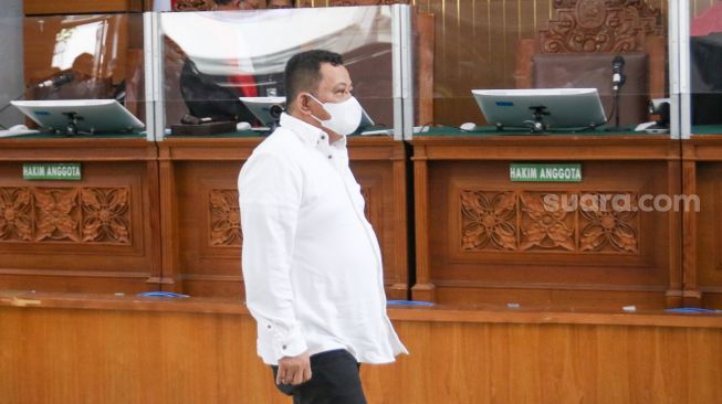 Terdakwa kasus pembunuhan Brigadir Yosua Hutabarat, Kuat Ma'ruf saat mengikuti sidang putusan di Pengadilan Negeri Jakarta Selatan, Selasa (14/2/2023). [Suara.com/Alfian Winanto]