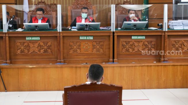 Terdakwa kasus pembunuhan Brigadir Yosua Hutabarat, Kuat Ma'ruf saat mengikuti sidang putusan di Pengadilan Negeri Jakarta Selatan, Selasa (14/2/2023). [Suara.com/Alfian Winanto]