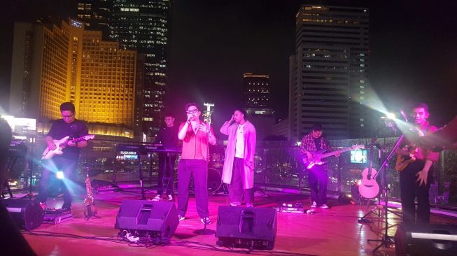 Juicy Luicy and Adrian Khalif appeared at the Tosari Pavilion, Jl MH Thamrin, Central Jakarta, performing their collaborative song titled "Damn it".