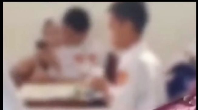 Gempar! Siswi SMP Berhijab Pacaran hingga Ciuman di Kelas, Netizen: Naudzubillah Min Dzalik!