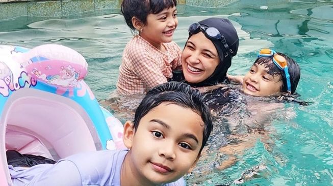 Artis Melahirkan di Usia Muda (Instagram/@shireensungkar)