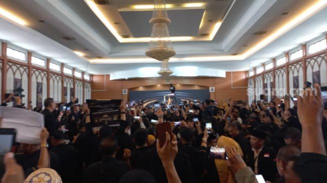 Anies Baswedan diteriaki Presiden saat mendatangi acara rakernas Partai Ummat di Jaktim.(Suara.com/Bagaskara)