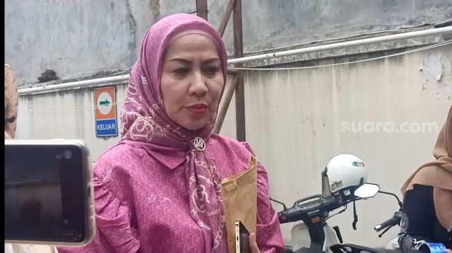 Venna Melinda didampingi sahabatnya, Roro Fitria mendatangi Komnas Perempuan di kawasan Menteng, Jakarta Pusat, Selasa (14/2/2023). Venna ingin mengadu dan berkonsultasi mengenai kasus KDRT yang ia alami dari sang suami, Ferry Irawan. [Rena Pangesti/Suara.com]