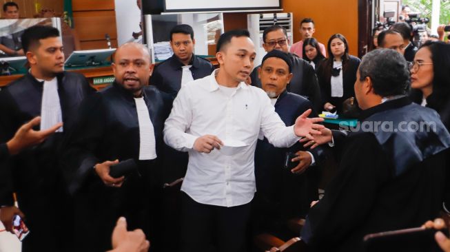 Terdakwa kasus pembunuhan Brigadir Yosua Hutabarat, Ricky Rizal usai mengikuti sidang putusan di Pengadilan Negeri Jakarta Selatan, Selasa (14/2/2023). [Suara.com/Alfian Winanto]
