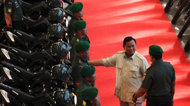 Menteri Pertahanan Prabowo Subianto (kedua kanan) meninjau sepeda motor bantuan di Grand City Mall, Surabaya, Jawa Timur, Senin (13/2/2023). [ANTARA FOTO/Didik Suhartono].