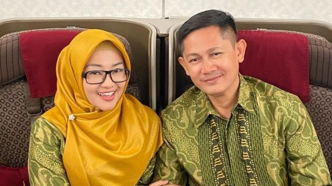 Artis jatuh hati dengan pilot (Instagram/@fitricarlina)