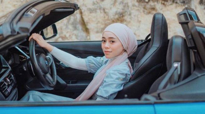 Lesti Kejora Foto di Mobil Mewah, Warganet: Dapat Pinjam dari Mana Dek?