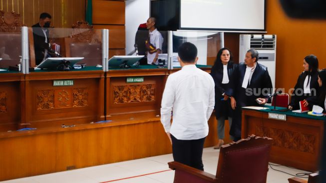 Terdakwa kasus pembunuhan Brigadir Yosua Hutabarat, Ricky Rizal usai mengikuti sidang putusan di Pengadilan Negeri Jakarta Selatan, Selasa (14/2/2023). [Suara.com/Alfian Winanto]
