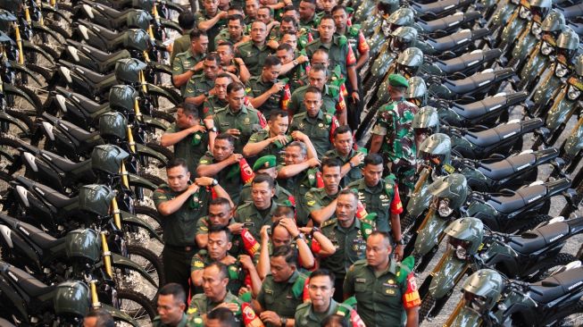 Sejumlah personel TNI Angkatan Darat yang bertugas sebagai Babinsa berdiri di samping sepeda motor bantuan di Grand City Mall, Surabaya, Jawa Timur, Senin (13/2/2023). [ANTARA FOTO/Didik Suhartono].