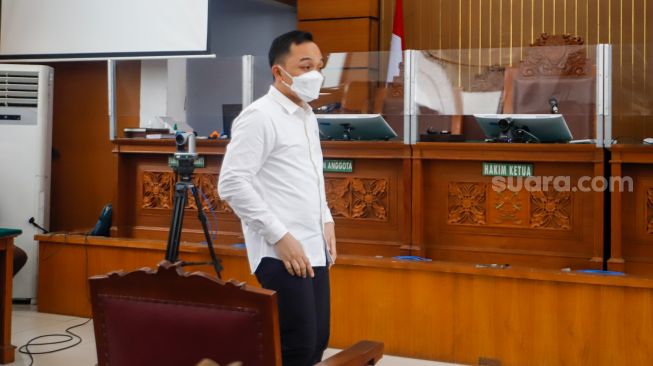 Terdakwa kasus pembunuhan Brigadir Yosua Hutabarat, Ricky Rizal saat hadir untuk mengikuti sidang putusan di Pengadilan Negeri Jakarta Selatan, Selasa (14/2/2023). [Suara.com/Alfian Winanto]