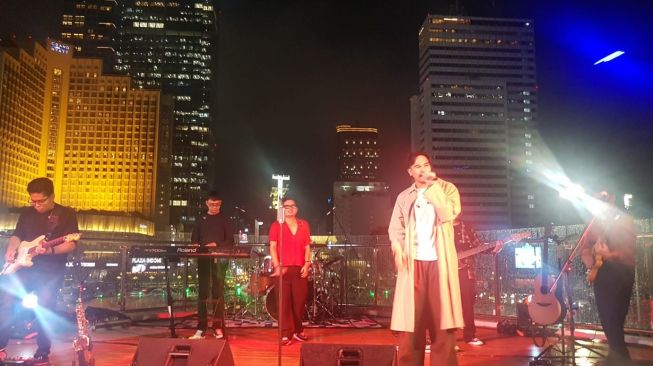 Juicy Luicy and Adrian Khalif appeared at the Tosari Pavilion, Jl MH Thamrin, Central Jakarta, performing their collaborative song titled "Damn it".
