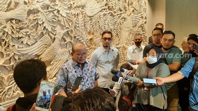 Calon Ketua Umum PSSI, La Nyalla Mattalitti (kedua kiri) di Hotel Sangri-La, Jakarta, Selasa (14/2/2023). [Suara.com / Adie Prasetyo Nugraha]